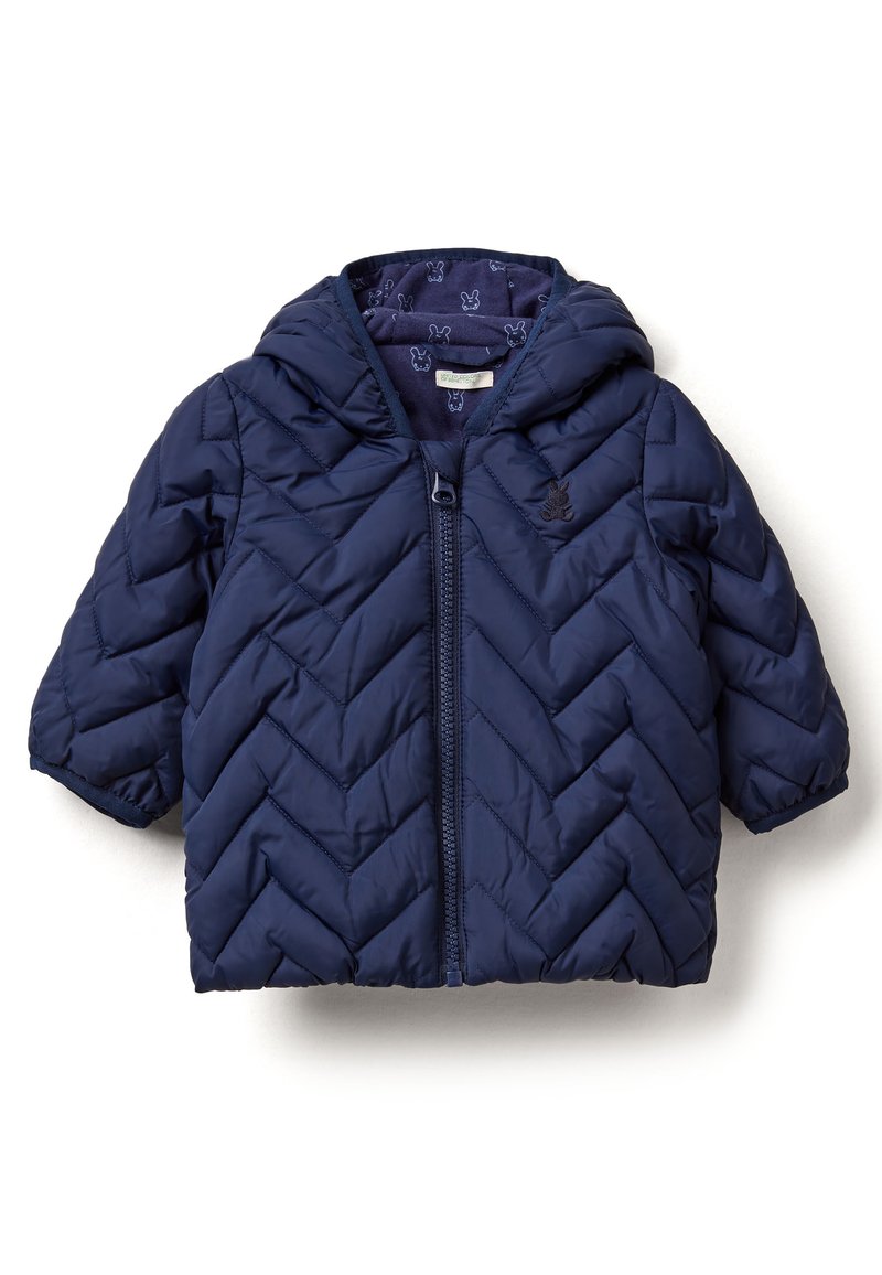Námorně modrá vycpaná bunda s kapucí, s vzorem ve tvaru šípu, zipovým zapínáním a králíčkovým logem na hrudi. Podšívka s potisky.