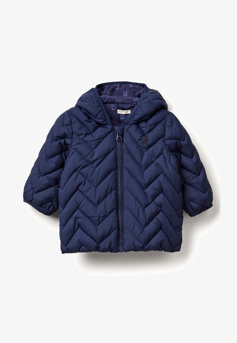Námorně modrá vycpaná bunda s kapucí, s vzorem ve tvaru šípu, zipovým zapínáním a králíčkovým logem na hrudi. Podšívka s potisky.