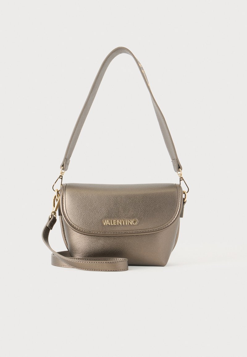 Μεταλλικό γκρι τσάντα ώμου Valentino με χρυσό λογότυπο, κλείσιμο με καπάκι και ρυθμιζόμενο λουρί σε απλό φωτεινό φόντο.