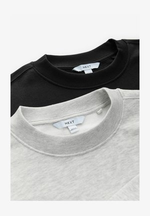 Du mėlynos ir pilkos spalvos džemperiai, pasižymintys įribuotu apykaklės dizainu ir švelnia tekstūra. Etiketės matomos vidinėje apykaklės pusėje.