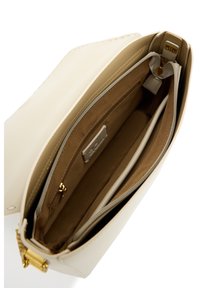 Beige leren handtas met een soepele textuur, voorzien van een ritsvak aan de binnenkant en een gouden hardwareaccent. Binnenvoering in bruin.