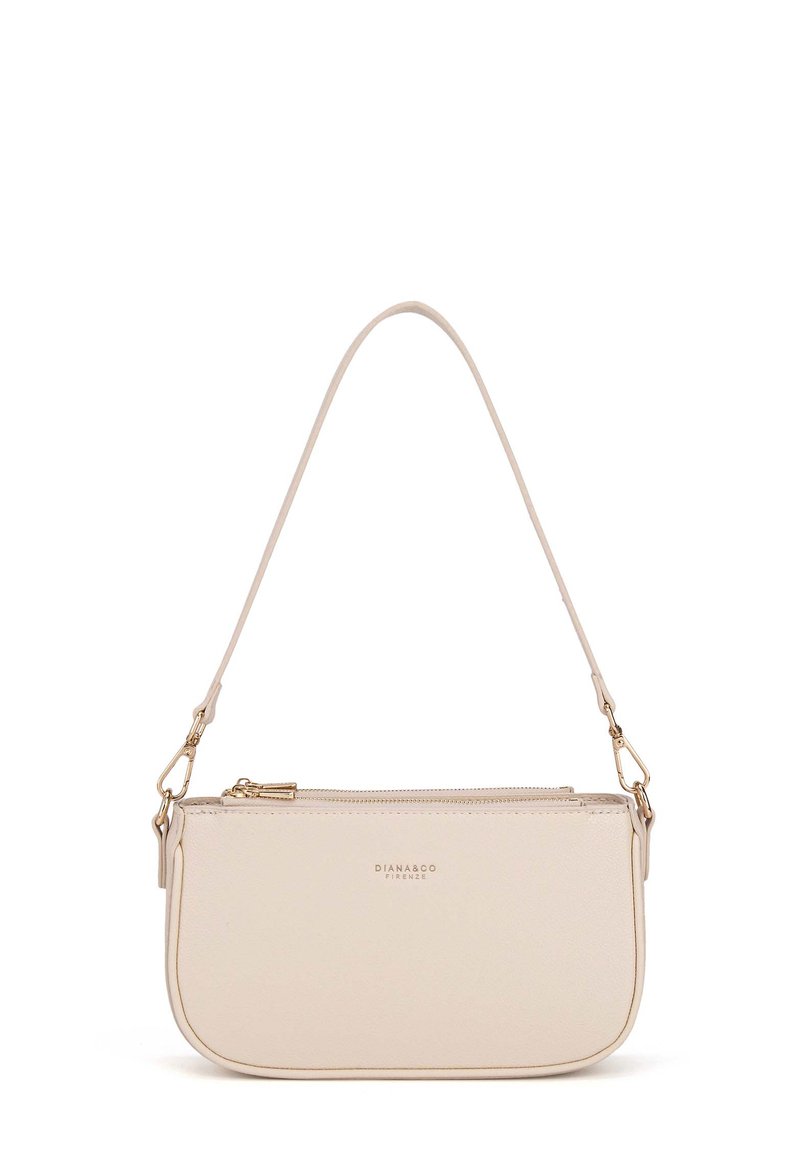 Borsa a mano in pelle beige con una forma strutturata. Presenta una tracolla sottile e dettagli in oro, con chiusura a zip e un branding minimal sul davanti.