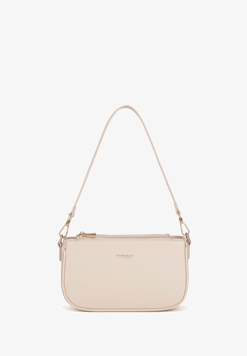 Borsa a mano in pelle beige con una forma strutturata. Presenta una tracolla sottile e dettagli in oro, con chiusura a zip e un branding minimal sul davanti.