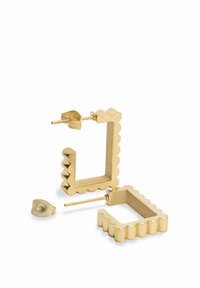 Zelta auskaru riņķi ar kvadrātveida formu un viļņotām malām, ar pulētu apdari un aizdari ar stieni. Tekstūrēts un izteiksmīgs dizains.