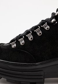 Scotch & Soda Tronchetti - black