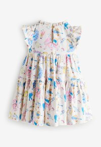 Väikelapse valge kihiline kleit volangiliste varrukatega, millel on värvikirevad loomade ja muusikariistade mustrid sinises, roosas ja kollases toonis.