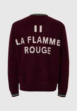 Bordo pleteni džemper s tekstom "II LA FLAMME ROUGE" u bijeloj boji, s naglascima zeleno-bijelih pruga na ovratniku i manžetama.
