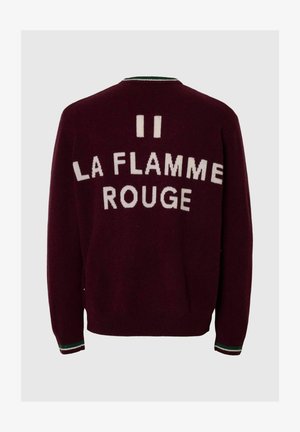 Bordo pleteni džemper s tekstom "II LA FLAMME ROUGE" u bijeloj boji, s naglascima zeleno-bijelih pruga na ovratniku i manžetama.