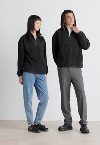 Tommy Jeans ZIP UNISEX - Suéter de forro polar - black