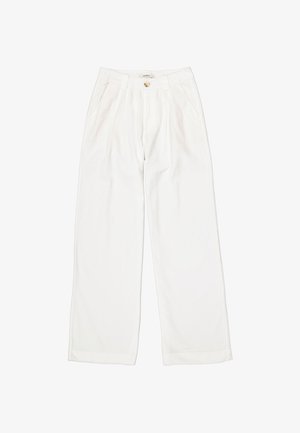 Pantalones anchos blancos de tejido suave con una cintura alta, dos plisados frontales y un cierre de un solo botón. No hay bolsillos visibles.