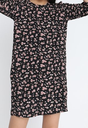 Blumenkleid mit schwarzem Hintergrund und kleinen rosa und weißen Blumen. Kurze Ärmel, runder Halsausschnitt und lockere Passform.