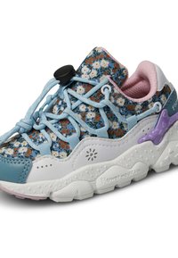 Sneakers med blommönster och en ljusblå överdel, rosa detaljer, vit sula och texturerad gummisula. Har en snörningsdesign med en justerbar snodd.