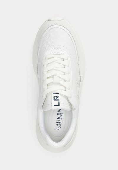Baskets blanches en cuir avec lacets blancs, tige texturée et marquage "Lauren Ralph Lauren" sur la languette et la semelle intérieure, vues de dessus.