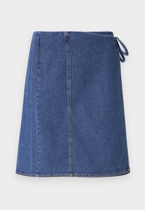 Denim wikkelrok in donkerblauw. Heeft een rechte snit, zichtbare stiksels en een zijsluiting voor aanpassing. Glad textuur en standaard zoomlijn.