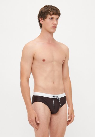 Braune Schwimmslips mit einem weißen elastischen Bund, Kordelzugverschluss und glatter Textur, die für Komfort und Passform ausgelegt sind.
