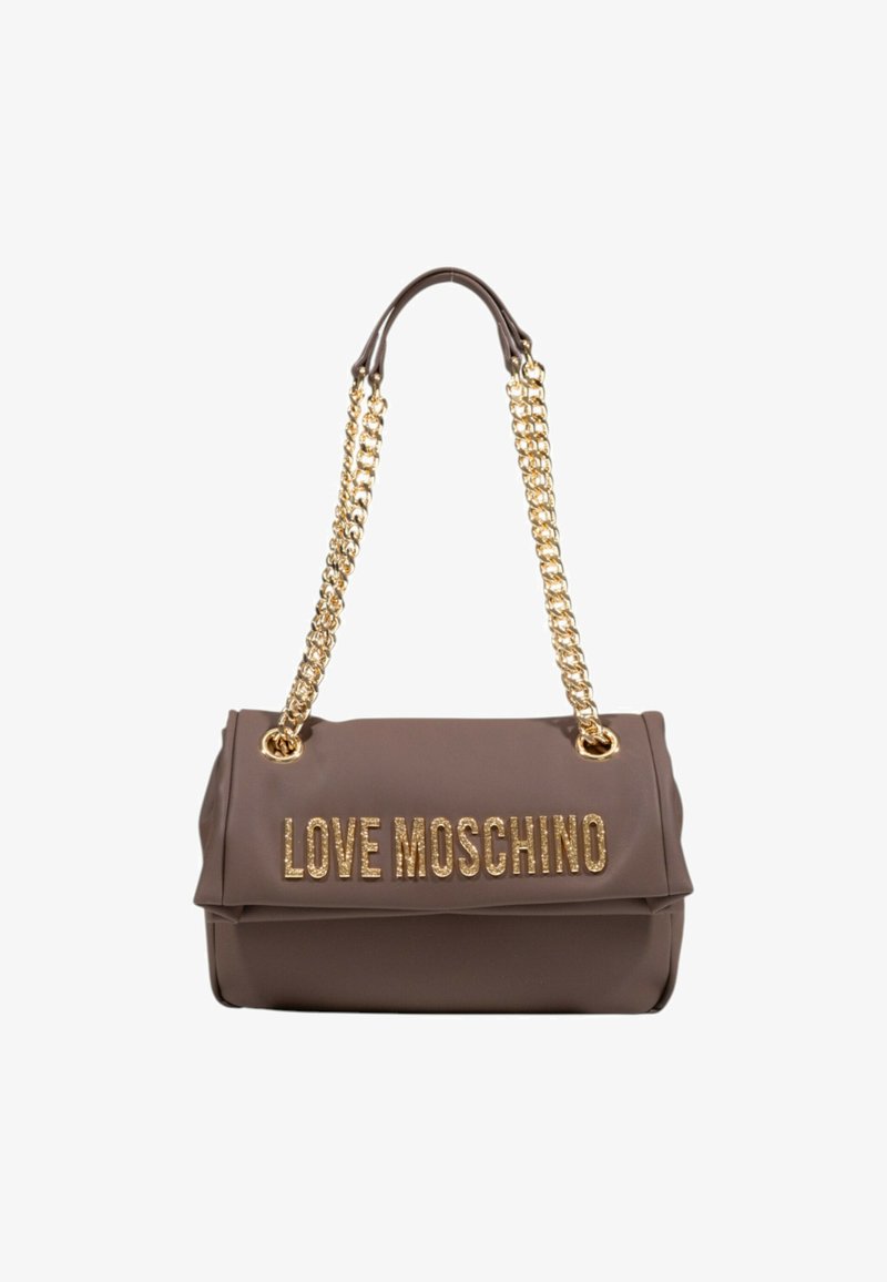Borsa Love Moschino marrone con tracolla a catena dorata e grande nome del marchio glitterato in oro sul flap anteriore.