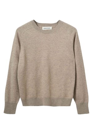 Bež pulover s okruglim izrezom napravljen od mekog pletenog materijala. Ima rebraste manžete i rub, s opuštenim krojem i suptilnom teksturom kroz cijelo tkanje.