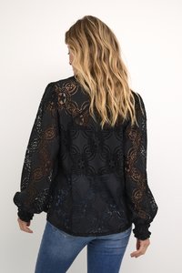 Črna čipkasta bluza z zapletenimi cvetličnimi vzorci, napihnjenimi rokavi in elastičnimi manšetami, nad eno samo tkanino.
