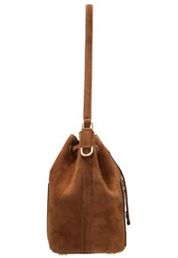 Sac seau en daim marron avec une seule sangle, forme arrondie et fermeture à cordon. Il présente des accessoires en métal doré et une texture douce.