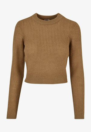 Smeđi pleteni pulover s rebrastom teksturom, okruglim izrezom i dugim rukavima. Ima skraćeni dizajn i oblikovane linije.