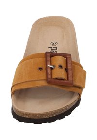 Sandalo a ciabatta in suede marrone con una ampia fascia, dettaglio della fibbia in legno e una comoda soletta in sughero. Suola testurizzata per grip. Taglia 37.
