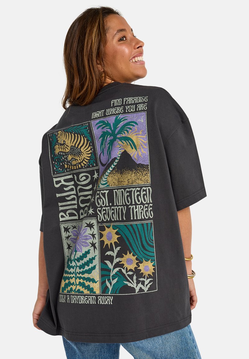 T-shirt nera oversize con stampe grafiche colorate di elementi naturali, testo e motivi geometrici sul retro. Maniche corte e vestibilità rilassata.