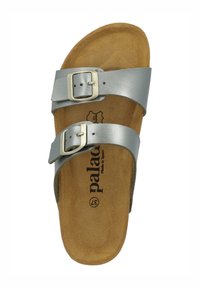 Sandalias de cuero gris con correas ajustables dobles, hebillas plateadas y una plantilla acolchada marrón. Presenta el logotipo de la marca en relieve.