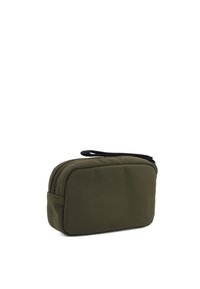 Busta verde oliva con zip realizzata in tessuto morbido. Forma rettangolare con una cerniera nera e manico laterale per un facile trasporto.