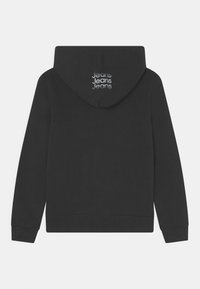 Sudadera con capucha negra de diseño en un solo color. Presenta la palabra "Jeans" bordada en blanco en la parte superior de la espalda. Textura suave con puños acanalados.