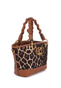 Sac à main en toile imprimée léopard avec des accents en cuir marron, des poignées en cuir tressé, des ferrures dorées et un détail logo à l'avant.