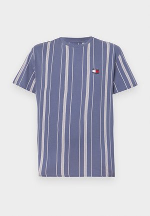 Blauw T-shirt met korte mouwen en verticale witte strepen. Voorzien van een klein rood en wit logo op de borst. Zacht katoenen stof.
