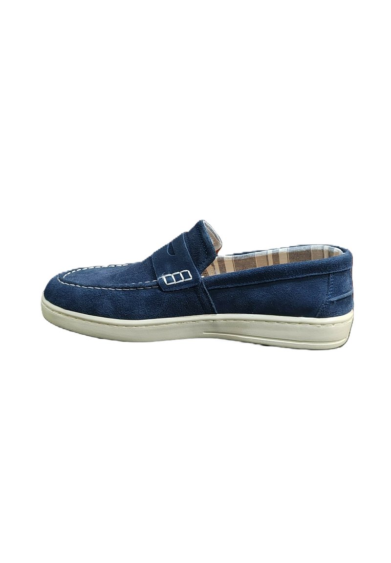 Scarpa slip-on in suede blu navy con suola in gomma crema, caratterizzata da un piccolo dettaglio a strappo e foderata con un motivo a quadri testurizzati.