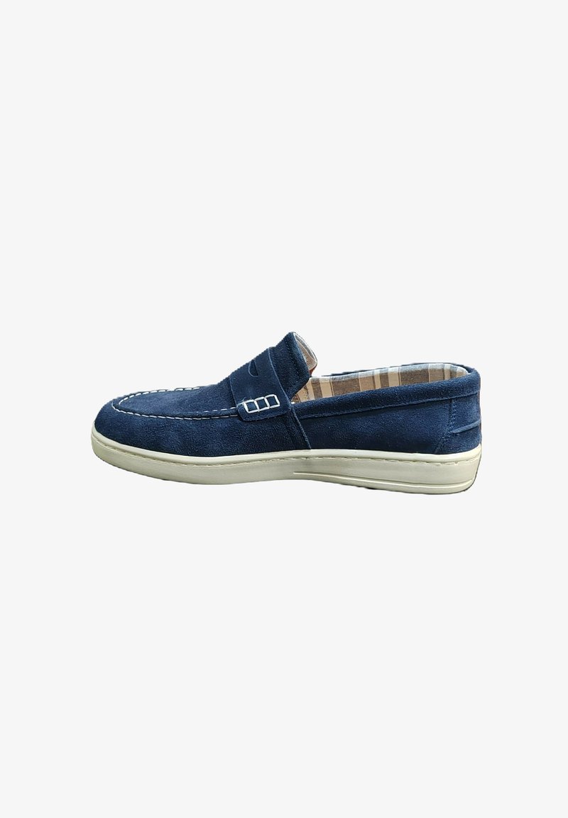 Scarpa slip-on in suede blu navy con suola in gomma crema, caratterizzata da un piccolo dettaglio a strappo e foderata con un motivo a quadri testurizzati.