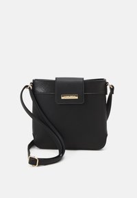 Borsa a tracolla nera in pelle con una superficie liscia, forma rettangolare, chiusura a patta magnetica e dettagli metallici color oro.