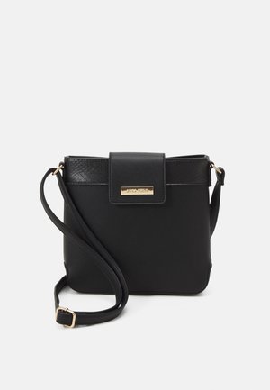 Borsa a tracolla nera in pelle con una superficie liscia, forma rettangolare, chiusura a patta magnetica e dettagli metallici color oro.