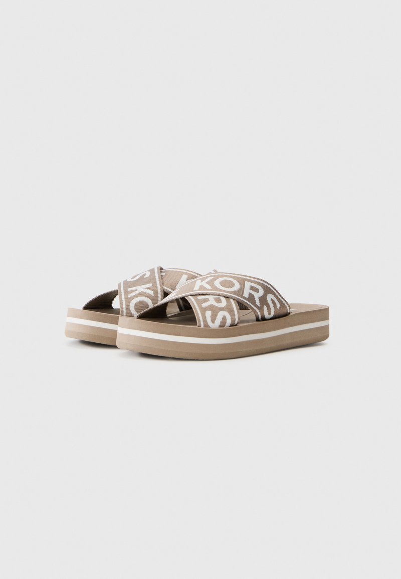 Sandalias deslizantes marrones con una plataforma gruesa, que presentan anchas correas cruzadas con un patrón de logo repetido en beige y acentos en blanco.
