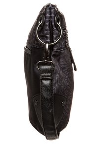 Bolso negro con patrón oscuro, correa de cuero brillante, herrajes metálicos y detalles texturizados. Cierre con cremallera en la parte superior.