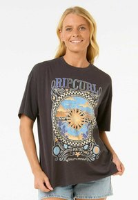 Sort grafisk t-shirt med et soldesign i blå og orange nuancer, rund hals og korte ærmer, som er parret med denim shorts.