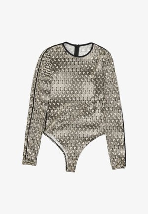 Body beige à manches longues avec motif géométrique noir répétitif et bordure noire autour de l'encolure et de la fermeture éclair au dos.