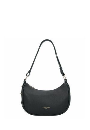 Sac à main en cuir noir avec une forme courbée, un fond plat et une bandoulière détachable. Présente des finitions en métal doré et un logo embossé.