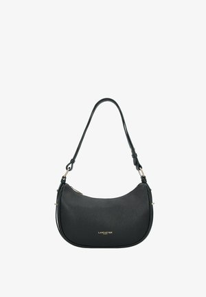 Sac à main en cuir noir avec une forme courbée, un fond plat et une bandoulière détachable. Présente des finitions en métal doré et un logo embossé.