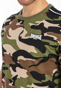 Lonsdale NORMALE PASSFORM GUNNISTA - Trükipildiga T-särk - camo woodland