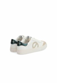 Sneakers bianchi in pelle con punta beige e un'accensione metallica verde sul tallone. Presentano un logo distintivo e una suola testurizzata.