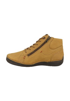 Bottes de cheville en cuir tan avec un bout arrondi, lacées et avec un zip sur le côté. Cuir texturé avec des coutures rouges contrastantes et une semelle sombre.