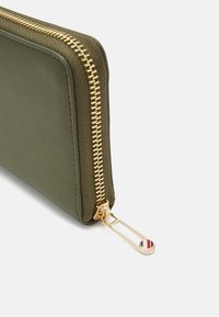 Tommy Hilfiger CHIC - Lommebok - utility olive