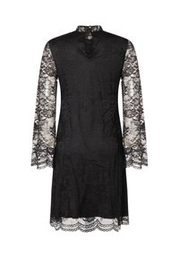 Zwart kanten jurk met lange kanten mouwen, een hoge hals, een sleutelhole-detail op de rug en een geschulpte zoom, die zorgt voor een gelaagd textuurcontrast.