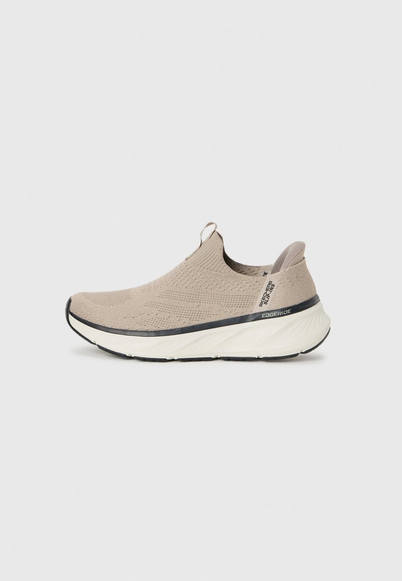 Beige slip-on sneakers med teksturert strikket overdel, hvit dempende såle og svart aksentbånd. Lettvekts og strømlinjeformet design.