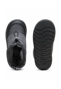 Botas de invierno en gris y negro para niños, con cierre de cordón y suelas de goma texturizadas, con la marca "PUMA", vistas desde arriba y desde abajo.