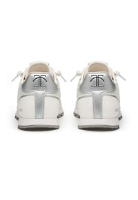 Weiße Sneakers mit silbernen Akzenten, runder Zehenpartie, strukturiertem Rücken, Schnürsenkeln und Logodetails. Schlankes Design mit einer flachen Sohle.