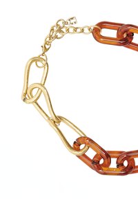 Złocony naszyjnik z łańcuszka z dużymi, linkowymi akcentami z brązowej żywicy. Gładka tekstura z połączeniem metalicznych i błyszczących wykończeń.